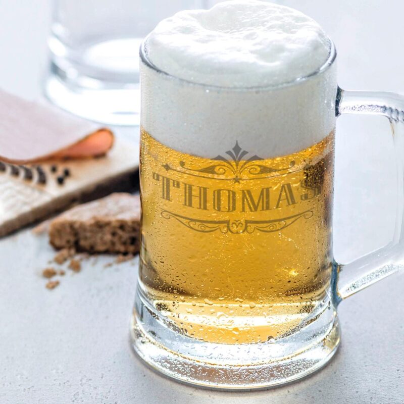 GRAVURZEILE Bierkrug mit Gravur - Wunschname - Personalisiert mit Namen - Geschenk für Männer - Geschenke für Papa zum Vatertag Geburtstag oder zu Weihnachten - Größe: 0,5 L – Bild 3