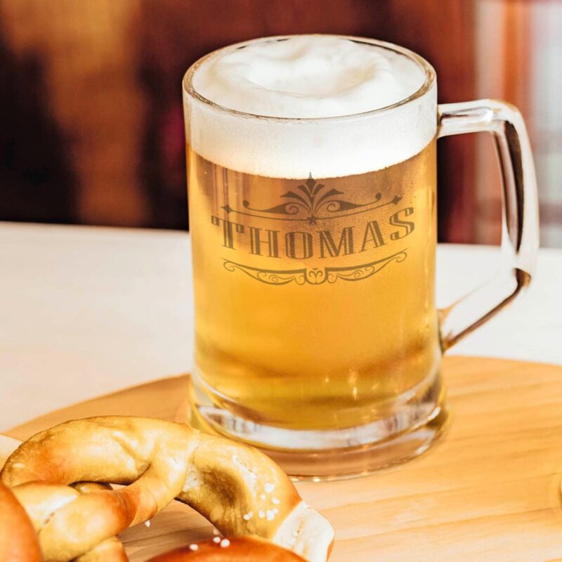 GRAVURZEILE Bierkrug mit Gravur - Wunschname - Personalisiert mit Namen - Geschenk für Männer - Geschenke für Papa zum Vatertag Geburtstag oder zu Weihnachten - Größe: 0,5 L – Bild 4