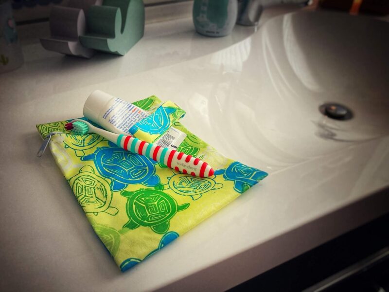 2er Set Wetbags mit süßen Motiven - wasserfeste wiederverwendbare Nasstasche mit Reißverschluss als Beutel und Organiser für Babys, Windeln Schwimmsachen Schmutz Wäsche (Grün - Schildkröte) – Bild 4