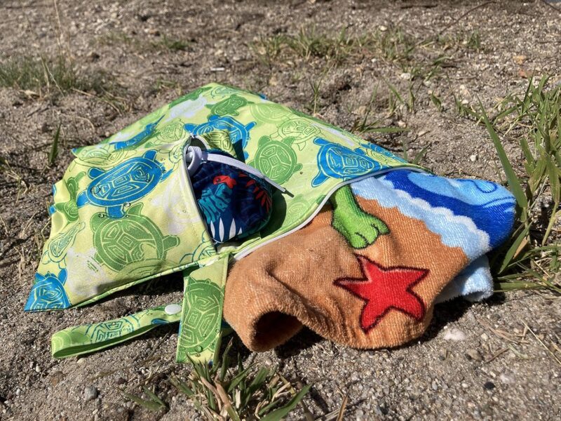 2er Set Wetbags mit süßen Motiven - wasserfeste wiederverwendbare Nasstasche mit Reißverschluss als Beutel und Organiser für Babys, Windeln Schwimmsachen Schmutz Wäsche (Grün - Schildkröte) – Bild 6
