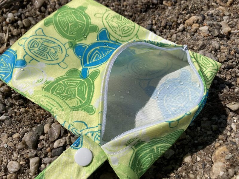 2er Set Wetbags mit süßen Motiven - wasserfeste wiederverwendbare Nasstasche mit Reißverschluss als Beutel und Organiser für Babys, Windeln Schwimmsachen Schmutz Wäsche (Grün - Schildkröte) – Bild 8