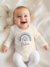 SpecialMe® Baby Body Langarm personalisiert Wunschname Regenbogen Aufdruck eigener Name Geschenk Geburt Bio-Baumwolle – Bild 3