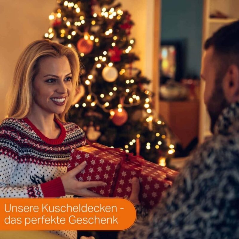 Deitert Kuscheldecke mit Namen oder Wunschtext Bestickt, 200cm x 150cm, extra weiche und gemütliche Sofadecke/Wohndecke, hochwertiges Fleece, personalisiertes Geschenk (Graphite) – Bild 4