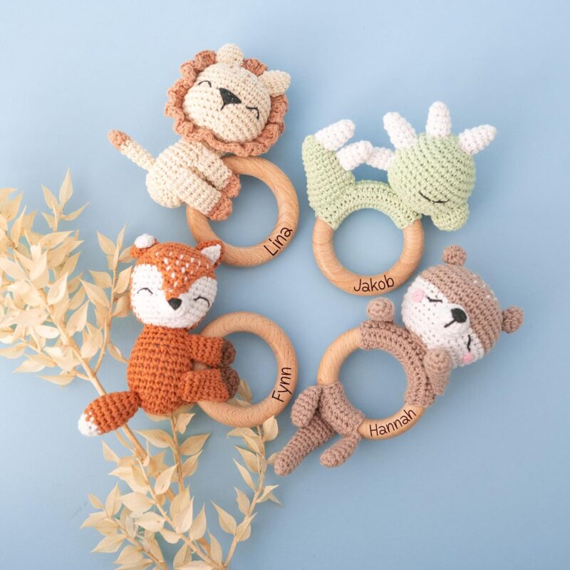 Bärenfreunde® - Personalisierter Beißring Baby - Niedlicher Greifling für Baby's ab 0 Monate - Babyrassel mit Name als Baby Geschenk für Mädchen und Jungen (Löwe liegend,mit Name) – Bild 3