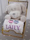 BotoBaby® - Geschenk-Set - Babydecke mit Namen und Geburtsdatum + Motiv + Plüschtier - Geschenk Taufe Geburt Baby-Shower (Beige - Hund) – Bild 4