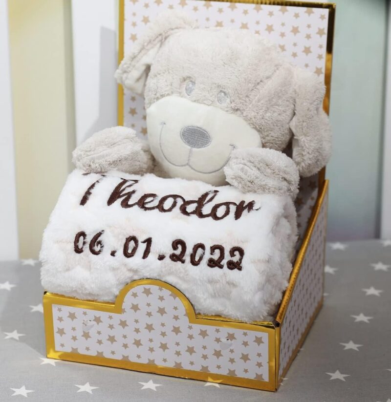 BotoBaby® - Geschenk-Set - Babydecke mit Namen und Geburtsdatum + Motiv + Plüschtier - Geschenk Taufe Geburt Baby-Shower (Beige - Hund) – Bild 5
