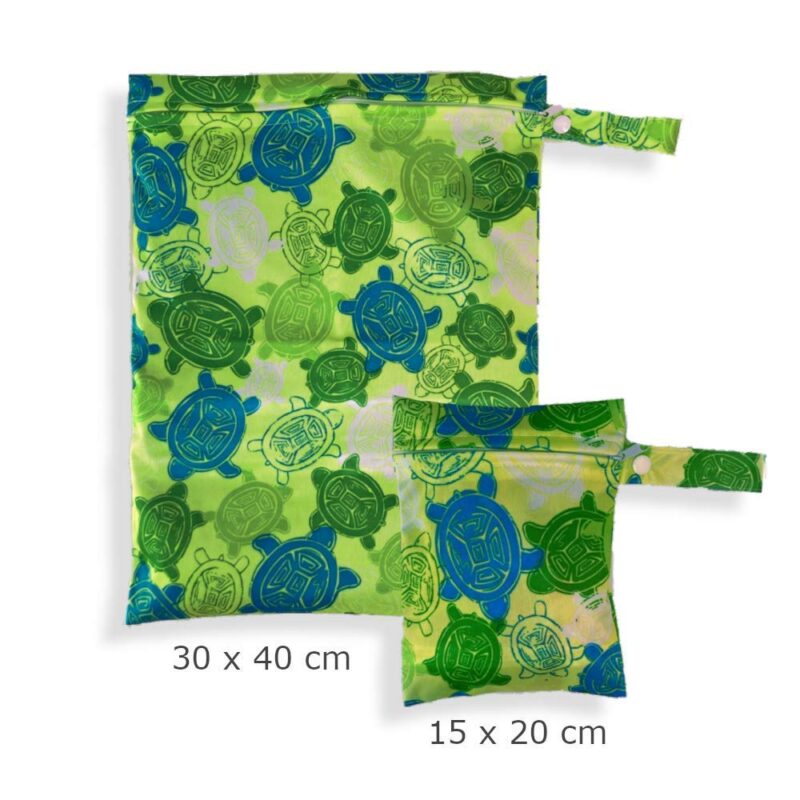 2er Set Wetbags mit süßen Motiven - wasserfeste wiederverwendbare Nasstasche mit Reißverschluss als Beutel und Organiser für Babys, Windeln Schwimmsachen Schmutz Wäsche (Grün - Schildkröte) – Bild 2