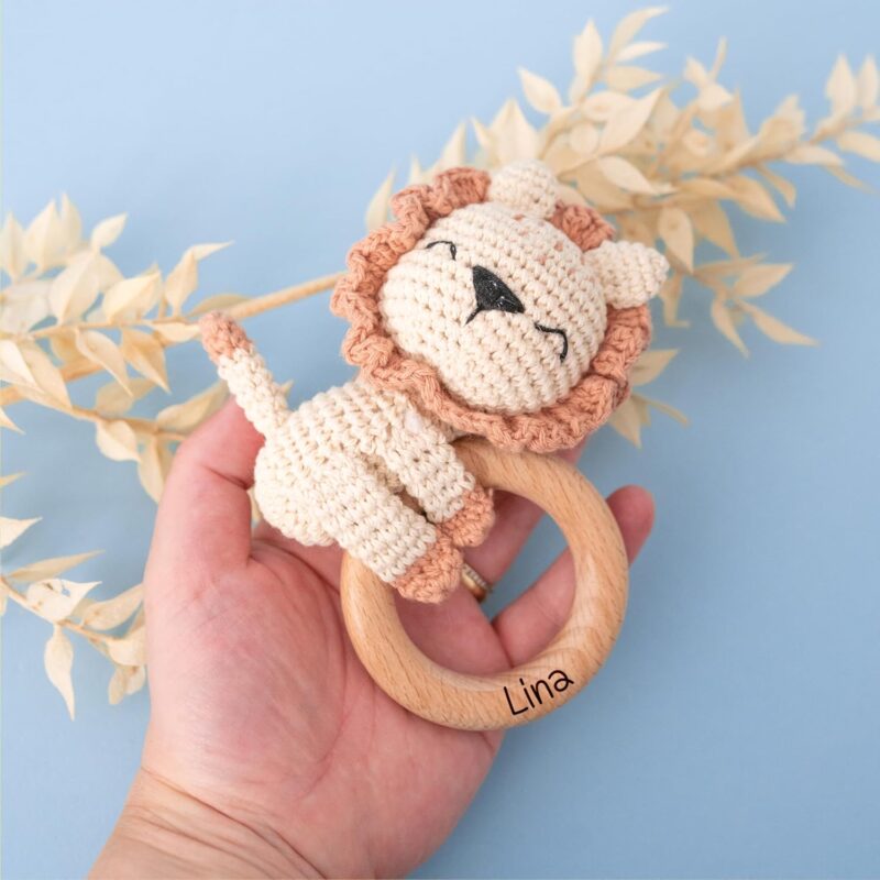 Bärenfreunde® - Personalisierter Beißring Baby - Niedlicher Greifling für Baby's ab 0 Monate - Babyrassel mit Name als Baby Geschenk für Mädchen und Jungen (Löwe liegend,mit Name) – Bild 2
