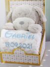 BotoBaby® - Geschenk-Set - Babydecke mit Namen und Geburtsdatum + Motiv + Plüschtier - Geschenk Taufe Geburt Baby-Shower (Beige - Hund) – Bild 2