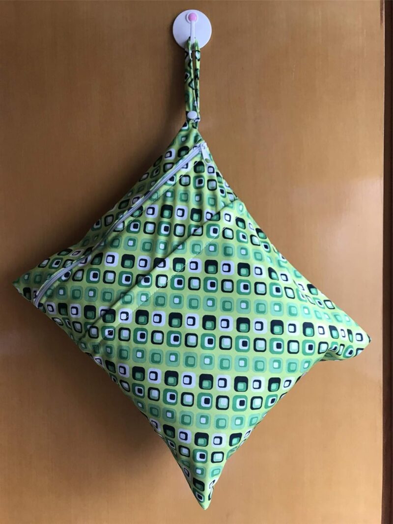 MUMBABY Nasse trockene Tasche für Baby Tuch Windel Windel Tasche wiederverwendbar mit Zwei Reißverschluss Taschen (Green Cubes) – Bild 2