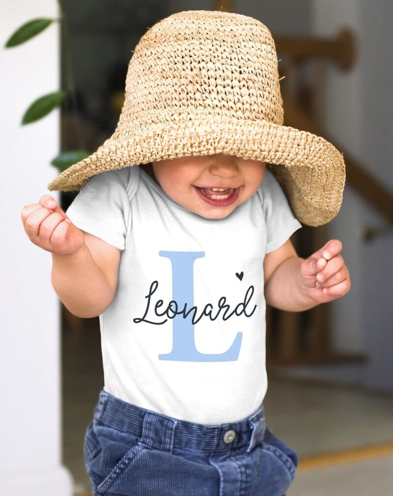 SpecialMe® Baby Body mit Namen personalisiert Herz Initiale Anfangsbuchstabe Geschenk Geburt Kurzarm Bio Baumwolle – Bild 3
