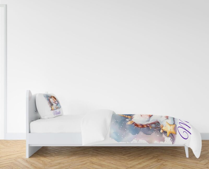 Pictogogo Personalisierte Baby Bettwäsche, Kinderbettwäsche, Bettwäsche Mit Namen, Babybett Komplett Set Mit Reißverschluss, Oeko-TEX Standard 100 (Einhorn 2, 100 x 135 cm) – Bild 3