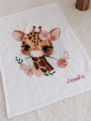 Wolimbo Babydecke mit Namen personalisiert - Motiv Giraffe weiß - Besticktes Geschenk für Mädchen und Junge – Bild 3