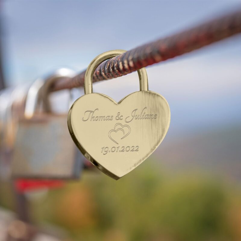 GRAVURZEILE Herzschloss mit Gravur - Personalisiertes Schloss in Gold mit Herzschlüssel - Personalisiert mit Namen & Datum - Geschenkidee zum Valentinstag - Geschenk für Sie & Ihn - Gold – Bild 3