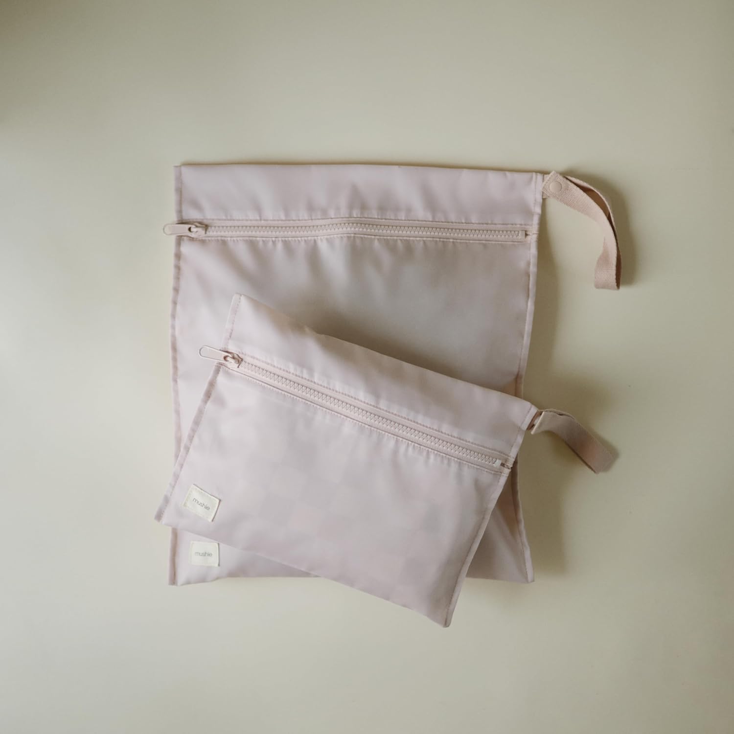 mushie Wasserabweisendes Wet Bag 2er-Set für unterwegs – praktische Aufbewahrungstaschen groß & klein, schnelltrocknend, mit Druckknopf, ideal für Windeln, Kleidung und Spielzeug (Blush) – Bild 2