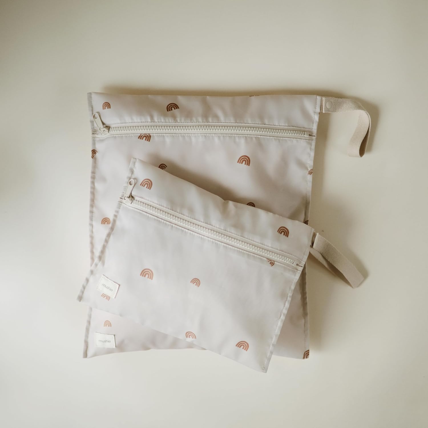 mushie Wasserabweisendes Wet Bag 2er-Set für unterwegs – praktische Aufbewahrungstaschen groß & klein, schnelltrocknend, mit Druckknopf, ideal für Windeln, Kleidung und Spielzeug (Rainbow) – Bild 2